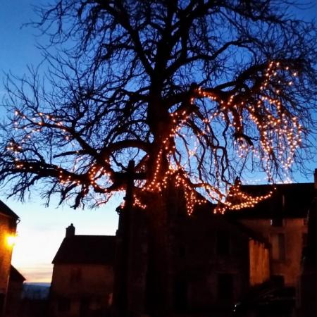 25 décembre au soir, La place du Marché illuminée à Châteauneuf