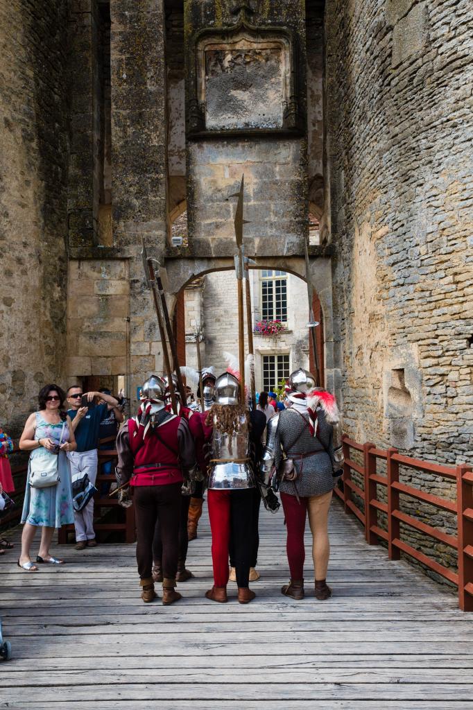 La Massenie de Saint-Michel 1473 passe le pont-levis du château