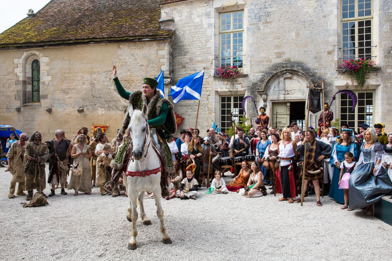 Oyez oyez... braves gens de Châteauneuf... crie le Héraut des Ecuyers de l'Histoire