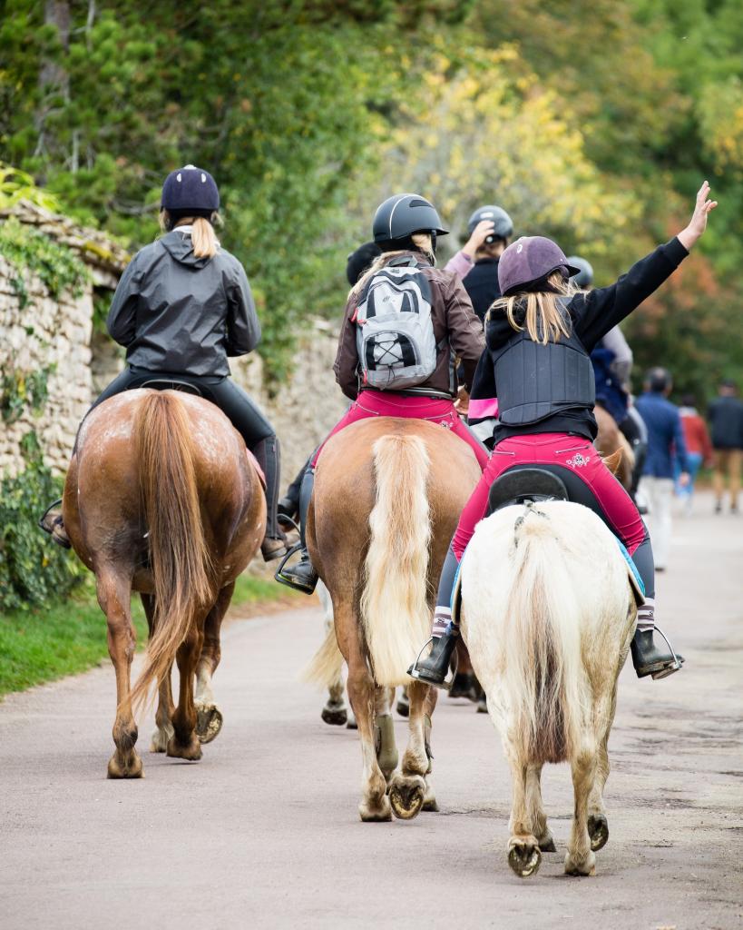 Les cavaliers en route vers La Chaume, pour la bénédiction des animaux.