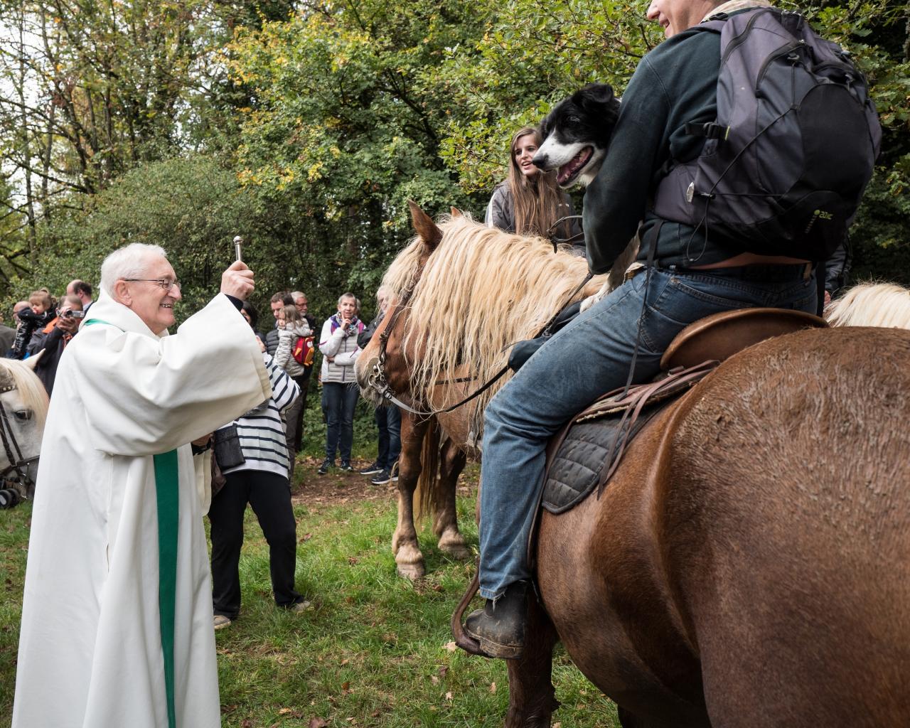 Le Père Clerc bénit les cavaliers et leur monture