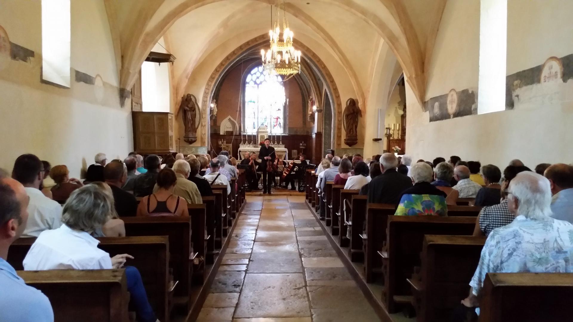 Le public, dans l'église St-Philippe & St-Jacques, pour le concert de Fr. Moreau...