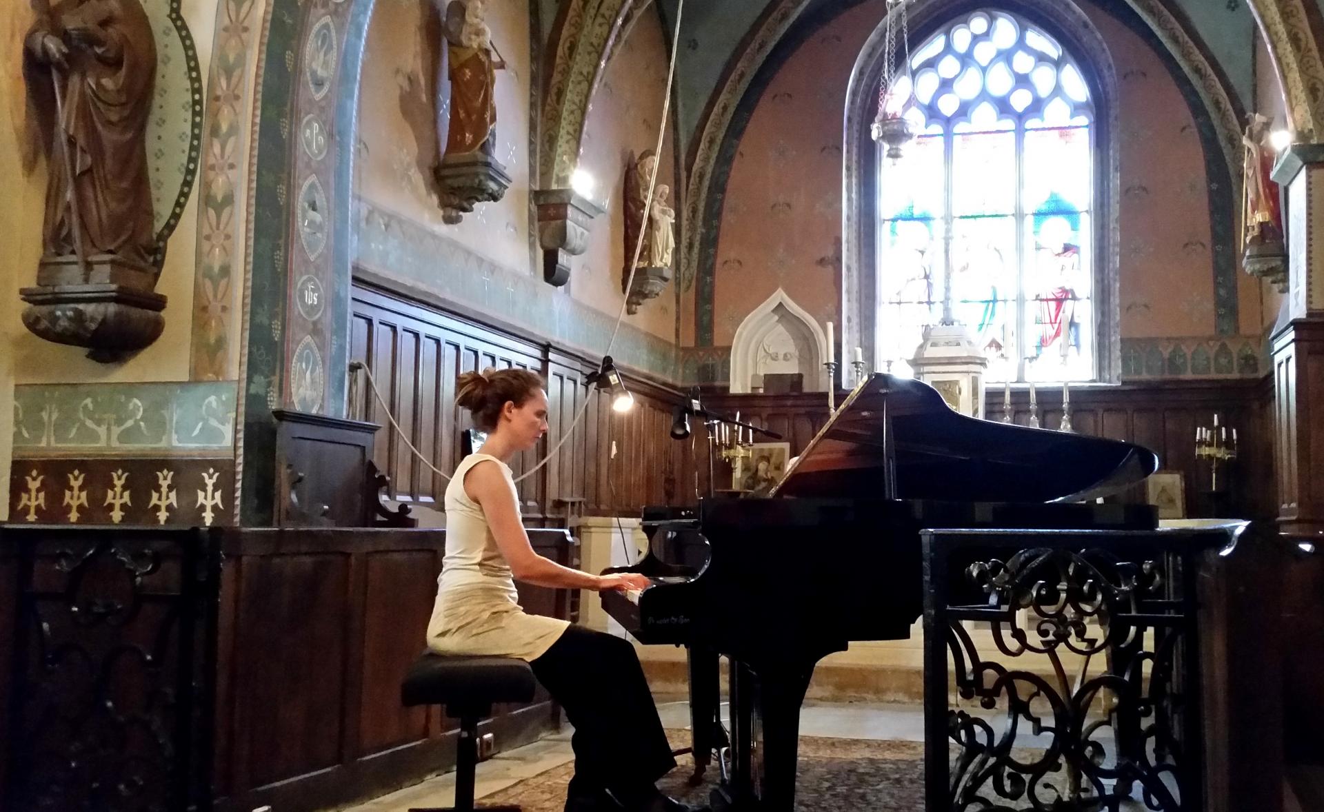 Juliette Mazerand au piano, dans le choeur de l'église St-Philippe & St-Jacques