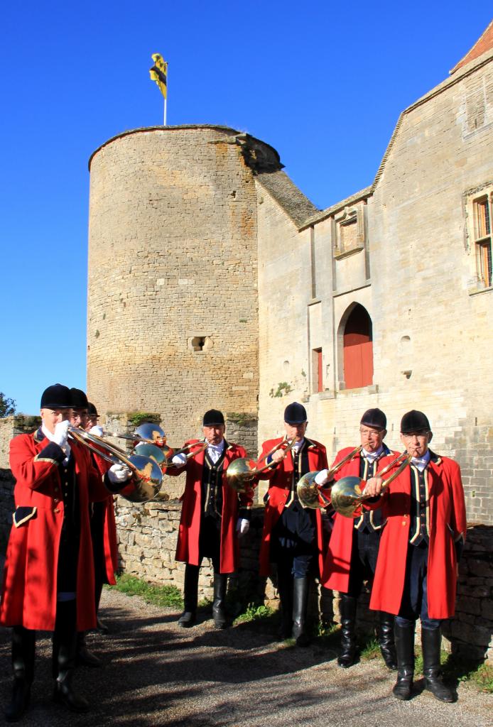 Les sonneurs du Débuché de Bourgogne devant le château