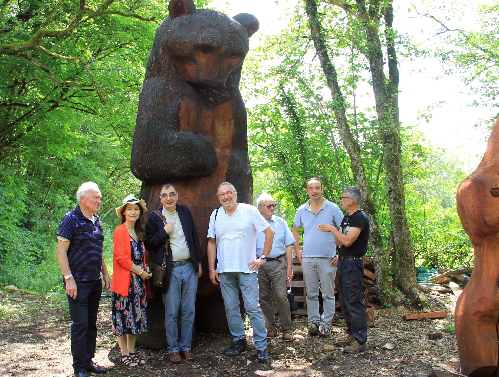 Les Amis de Bussy-Rabutin, et de Châteauneuf, devant l'ours de Christophe Gerbet