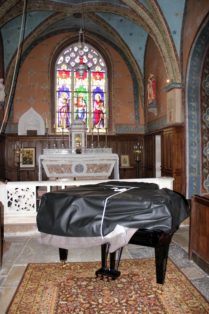 Le piano est arrivé dans le choeur de l'église St-Philippe & St-Jacques