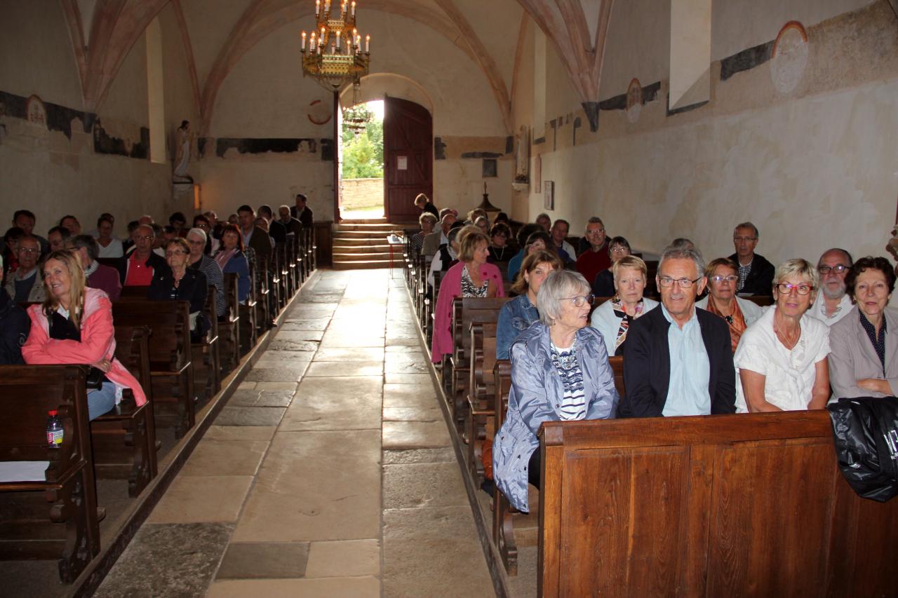 Le public, dans l'église St-Philippe & St-Jacques de Châteauneuf
