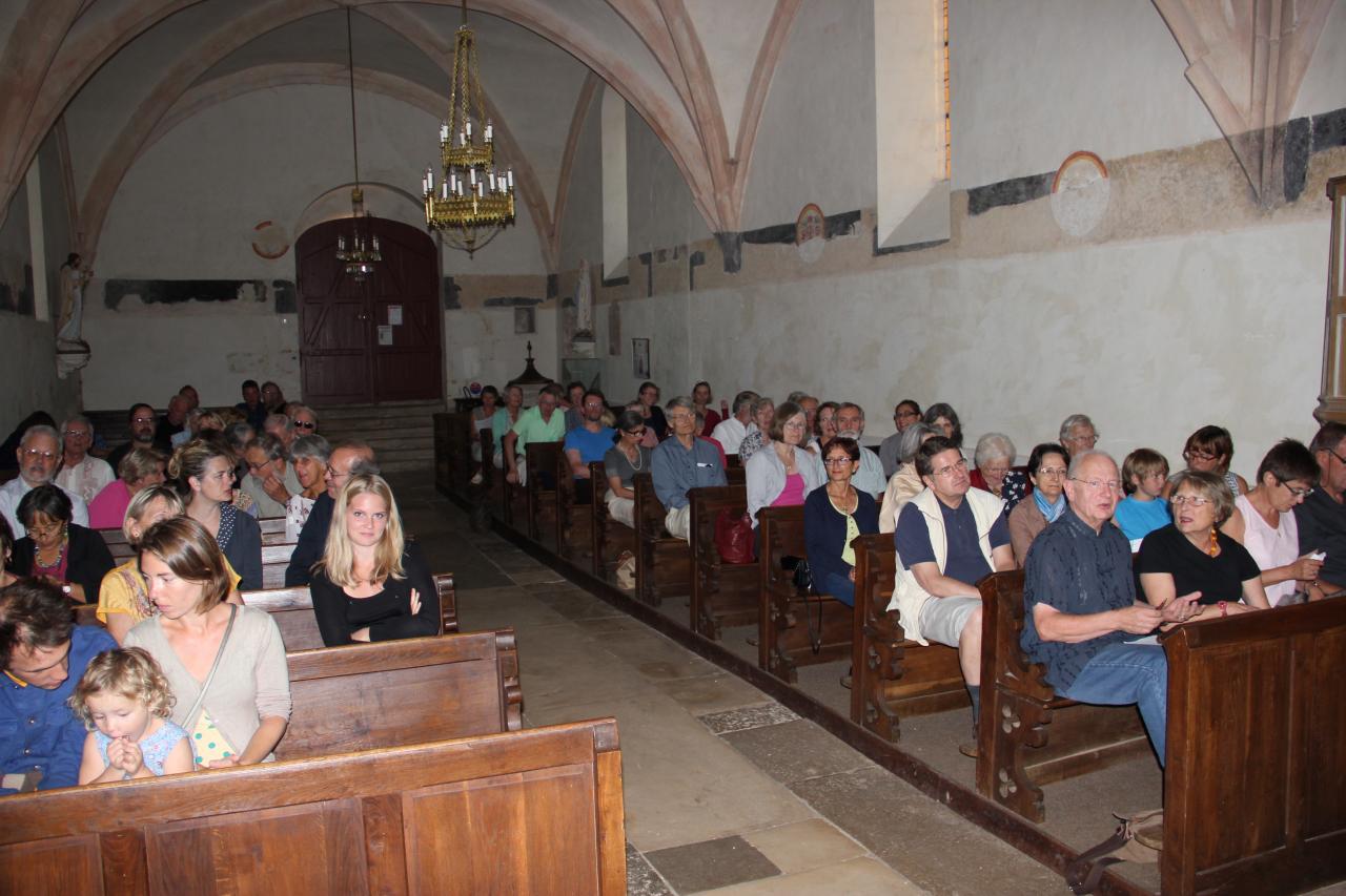 Le public dans la nef de l'église Saint-Jacques et Saint-Philippe