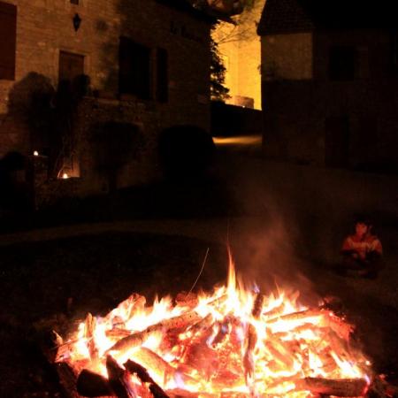 24 déc. 23h00, Après la messe, le vin chaud près du grand feu de bois