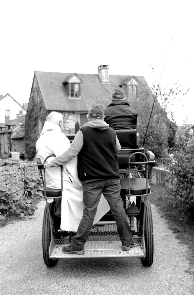 Le Père Clerc en route vers la Chaume, dans son attelage, avec J. Michel & Véronique