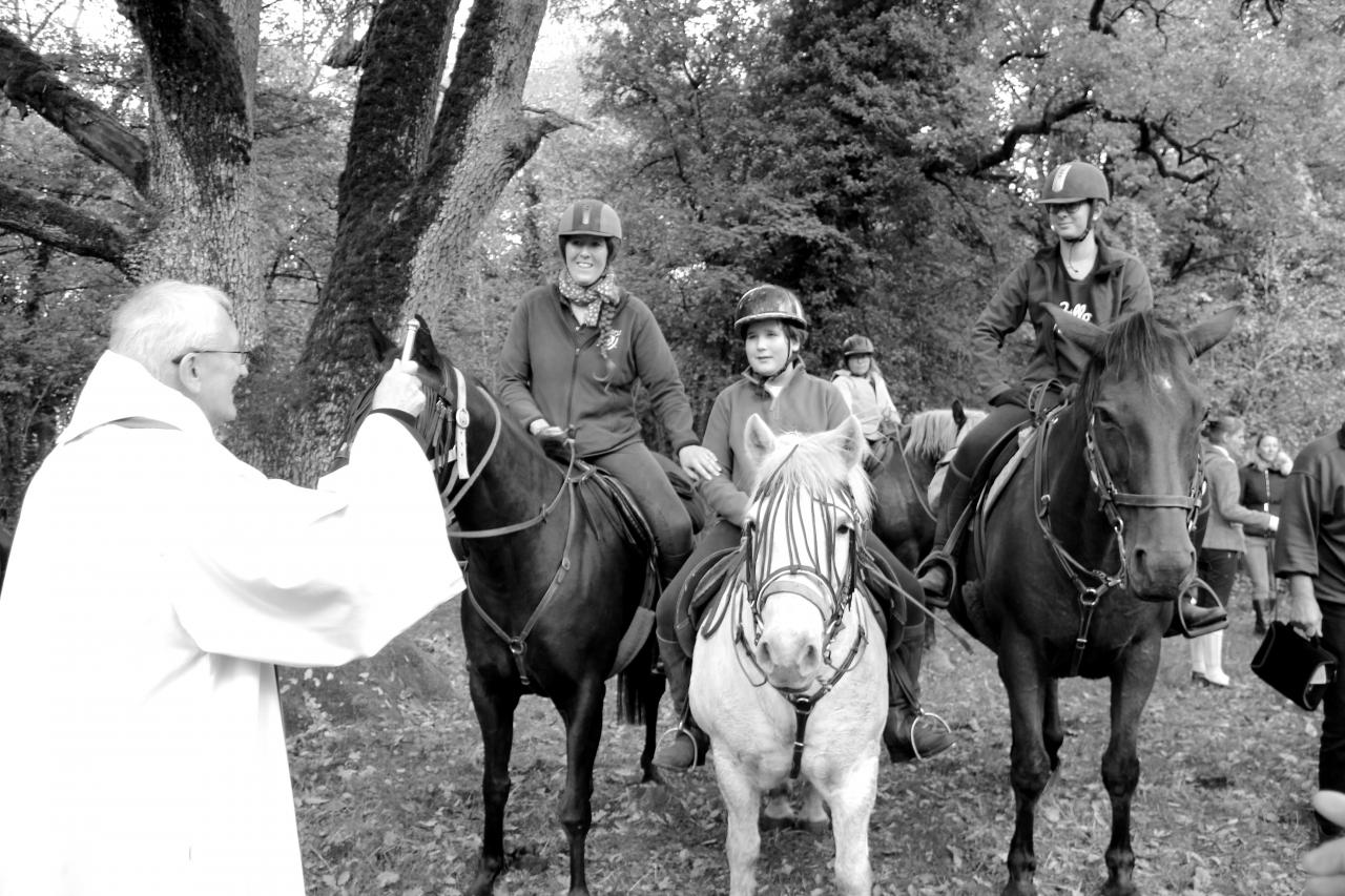 Adeline, Maxime, et Léonie, ainsi que leur cheval, reçoivent la bénédiction du Père Clerc