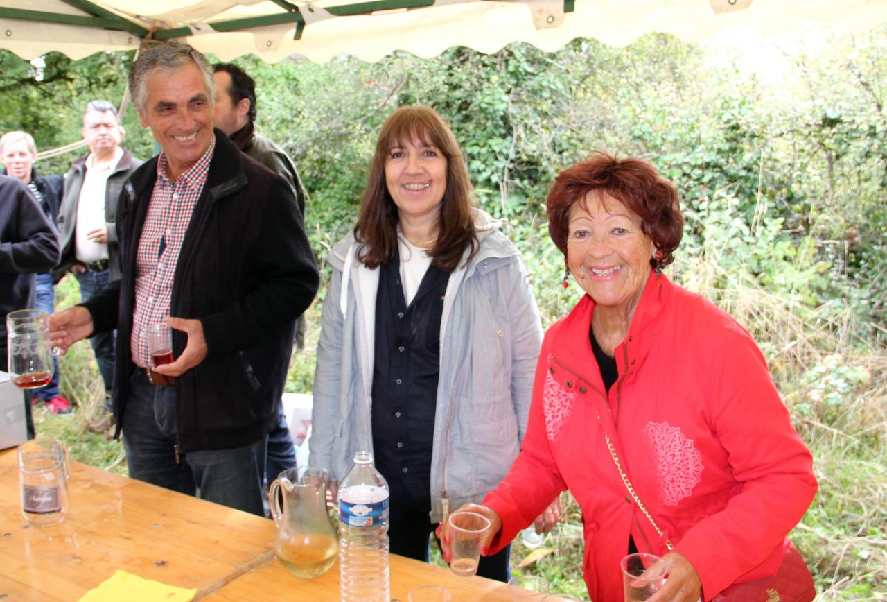 Roger, Martine, et Claude, au service.... Les Amis de Châteauneuf offrent à boire...