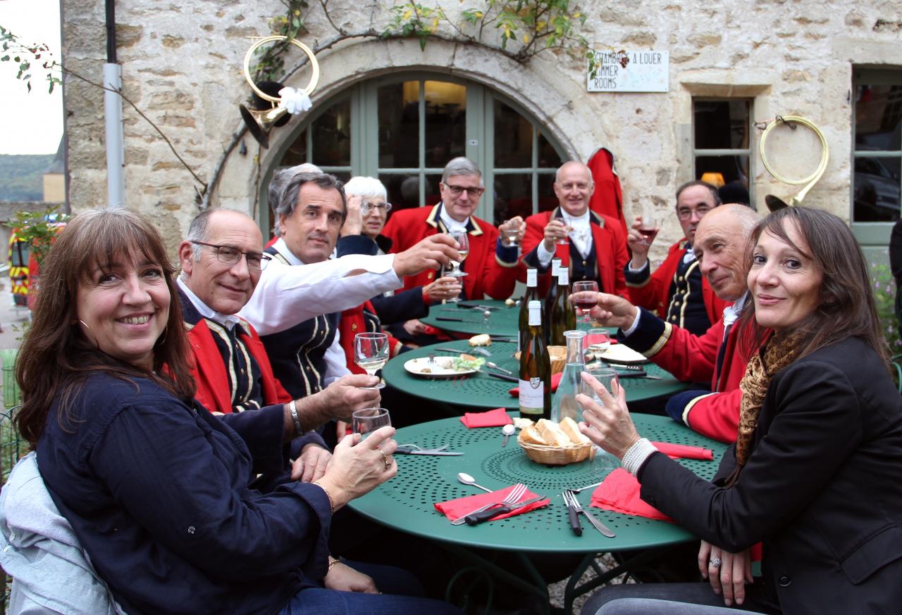 Déjeuner avec les sonneurs du Débuché de Bourgogne, à l'Auberge du Marronnier