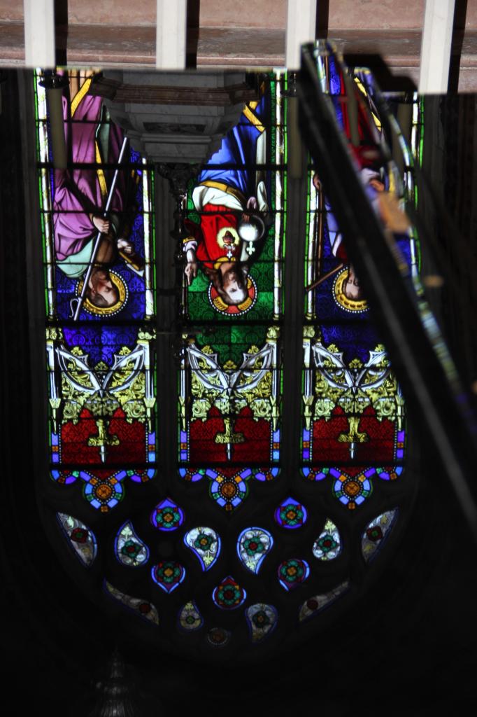 Reflet du vitrail de l'église sur le piano