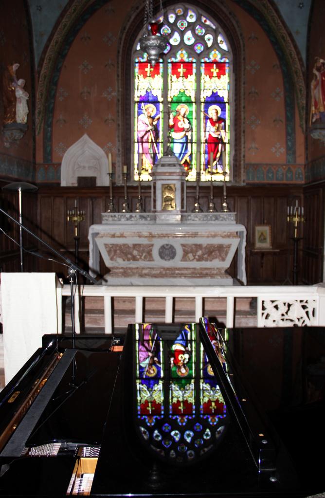 Le piano reflétant le vitrail de l'église Saint-Philippe & Saint-Jacques