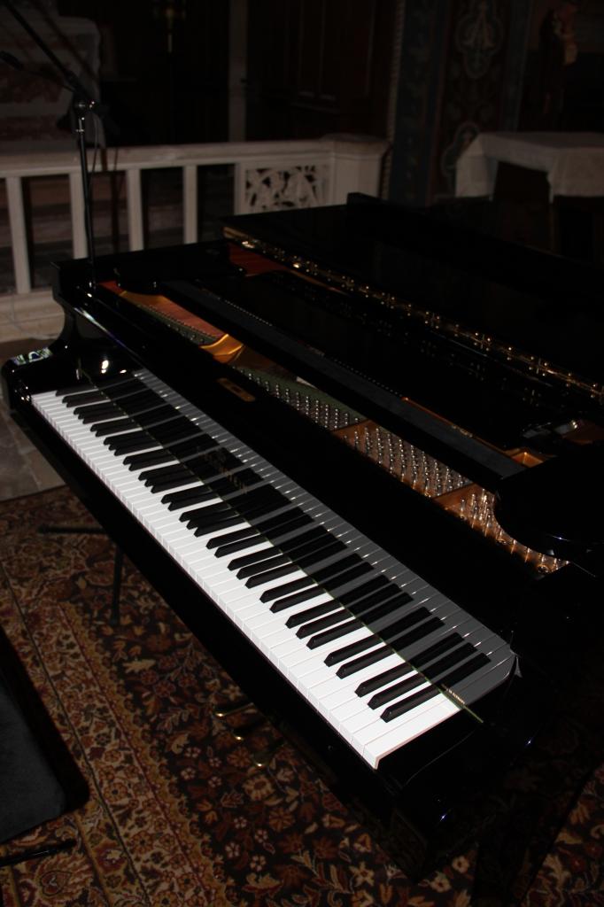 Le piano dans le choeur de l'Eglise Saint-Philippe & Saint-Jacques