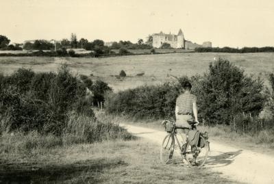 1952 08 02 papa son velo son village arrivee par le sud canal
