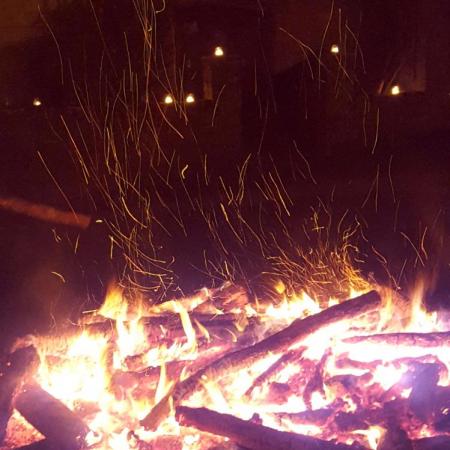 24 déc. 23h, Le feu de bois crépite pendant que l'on boit le vin chaud