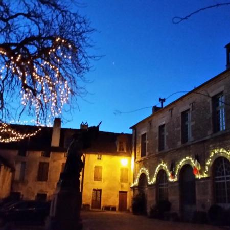 25 décembre au soir, La place du Marché illuminée à Châteauneuf