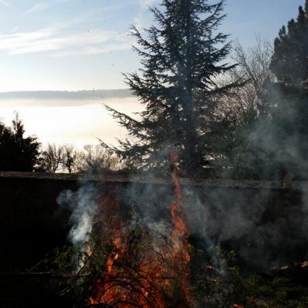 26 déc matin, On brûle la paille et les branches de sapin de la crèche