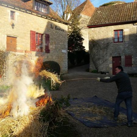 26 déc. matin, Paille et branches au feu, Jean-Michel à la fourche...