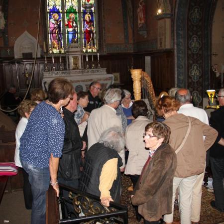Le public vient découvrir en nombre la harpe de Claire Le Fur