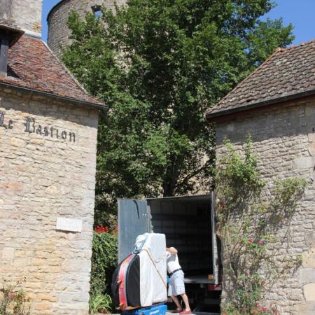 L'arrivée du piano sur la place du Général Blondeau, près de l'église