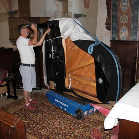 Arrivé dans le choeur de l'église, Bruno pose les pieds du piano