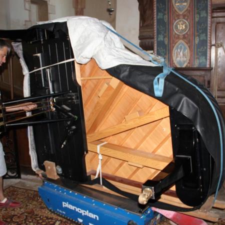 Puis, Bruno pose la Lyre (pédalier) du piano