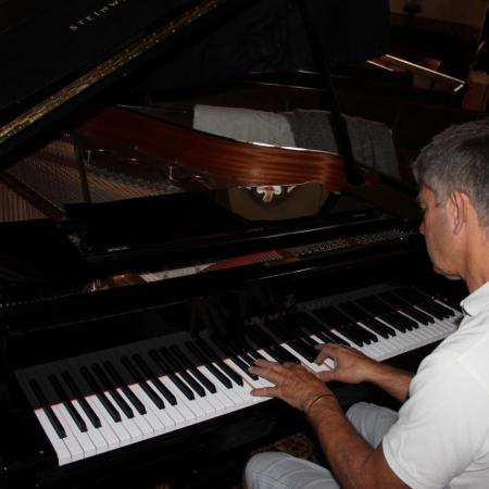 Piano installé. Premiers essais de Bruno, avant l'accordage
