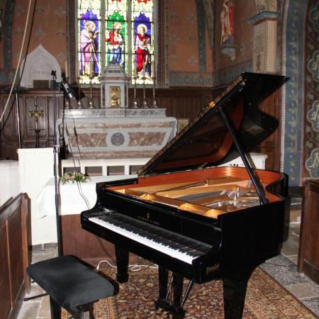 Le Steinway est prêt, dans le choeur de l'église