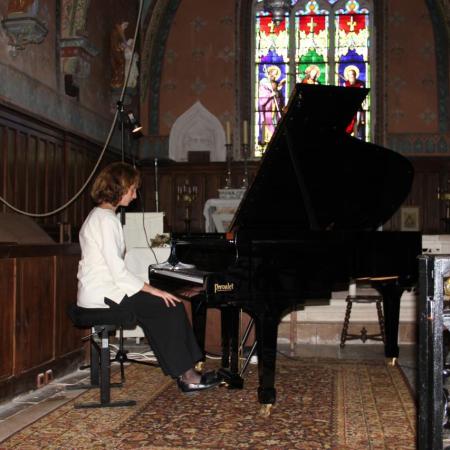 Juliette Mazerand vient de s'assoir à son instrument...