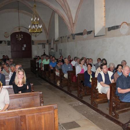 Le public dans la nef de l'église Saint-Jacques et Saint-Philippe