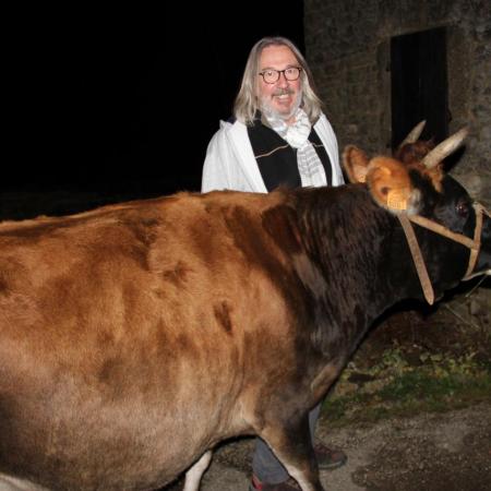 24 déc. 19h, Clémentine, la vache, en route vers l'église, avec Claude